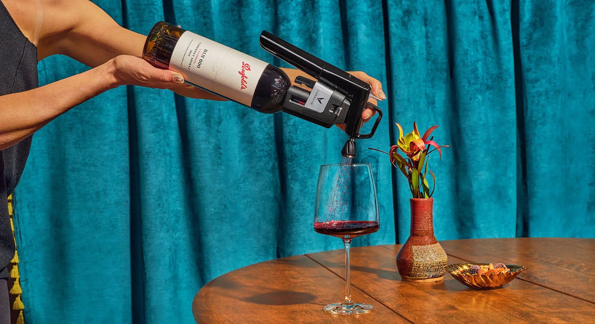 Vierta el vino sin tirar del corcho con Coravin Timeless.